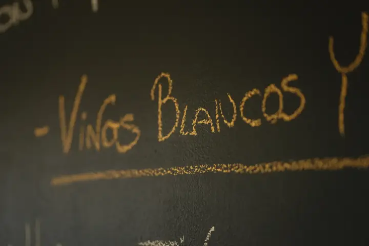 Pizarra de vinos blancos El Zaguán
