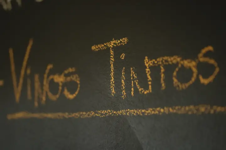 Pizarra de vinos tintos El Zaguán
