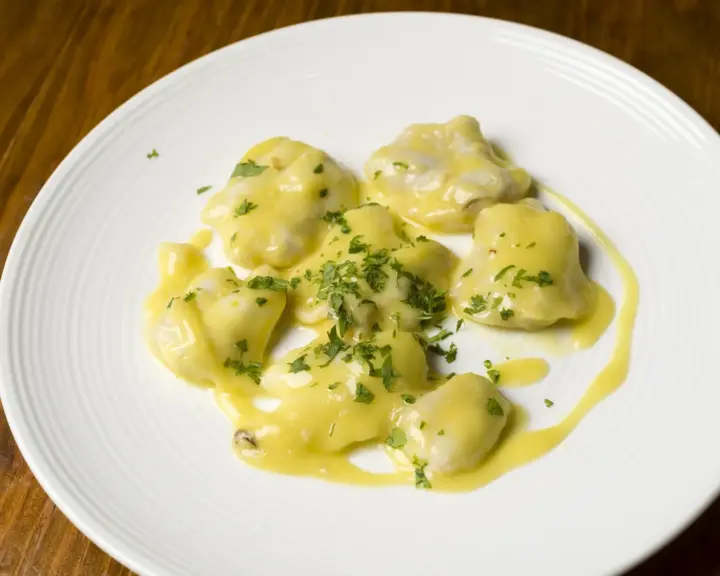 Raviolis con salsa y hierbas en El Zaguán Úbeda