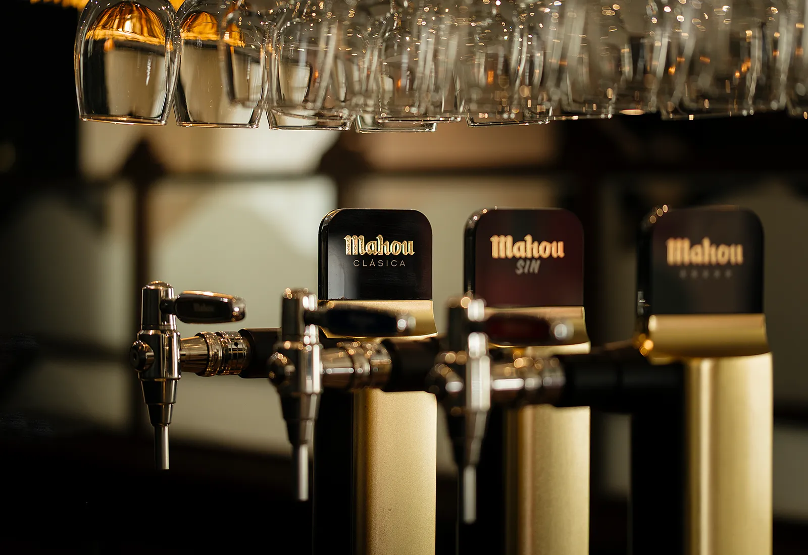 Grifos de cerveza en la barra de El Zaguán
