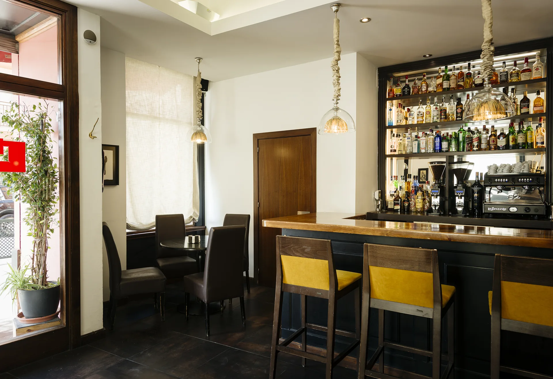 Estanterías con botellas en el bar El Zaguán