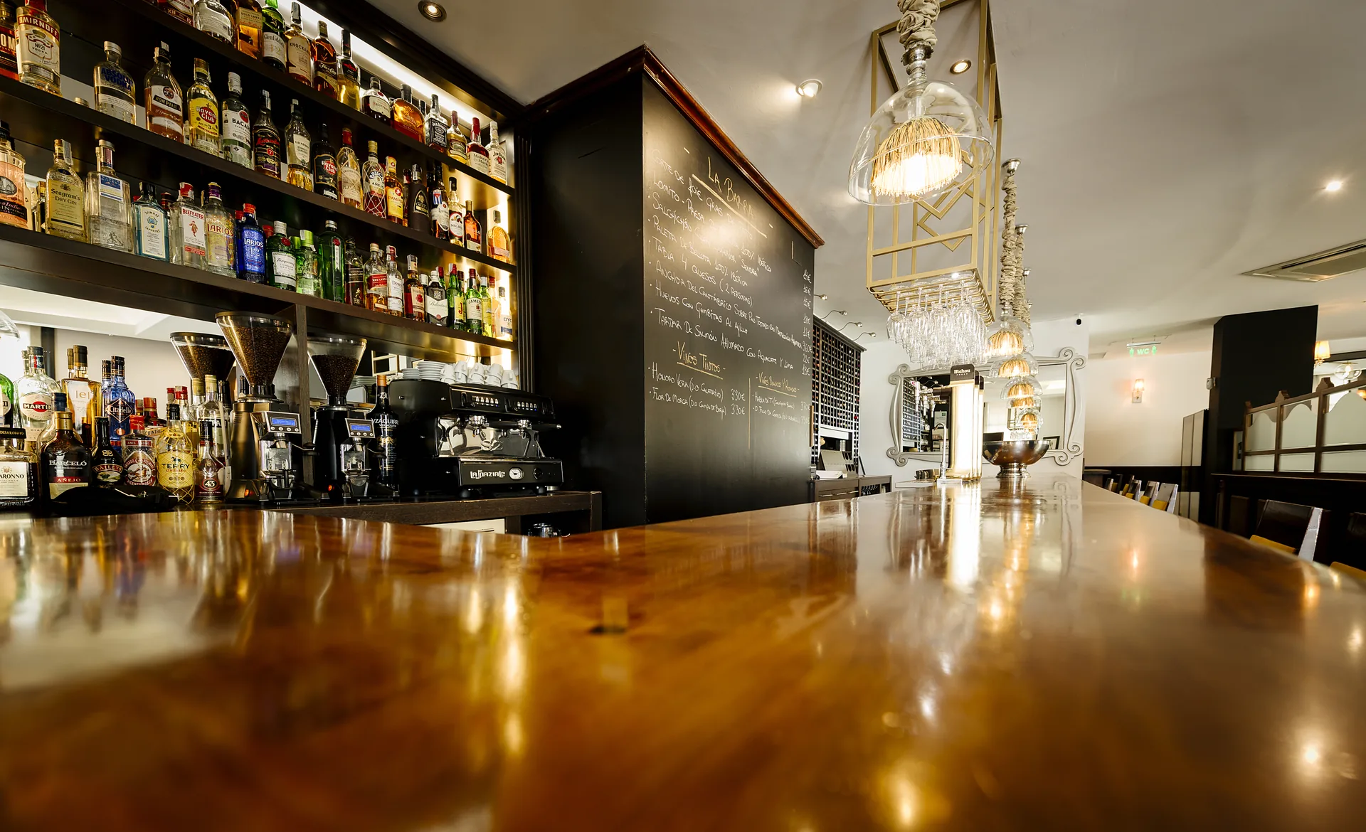 Barra del bar El Zaguán