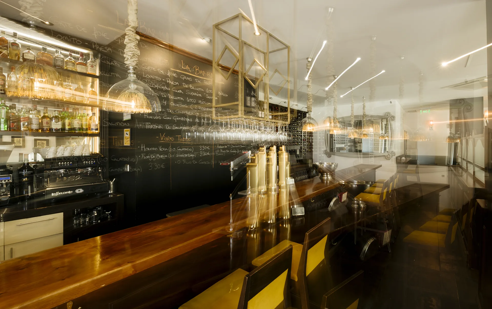 Interior del bar El Zaguán